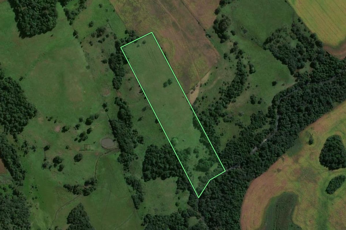 Imagem de satélite do imóvel rural em São Miguel das Missões (RS), com o contorno declarado no CAR desenhado por cima.