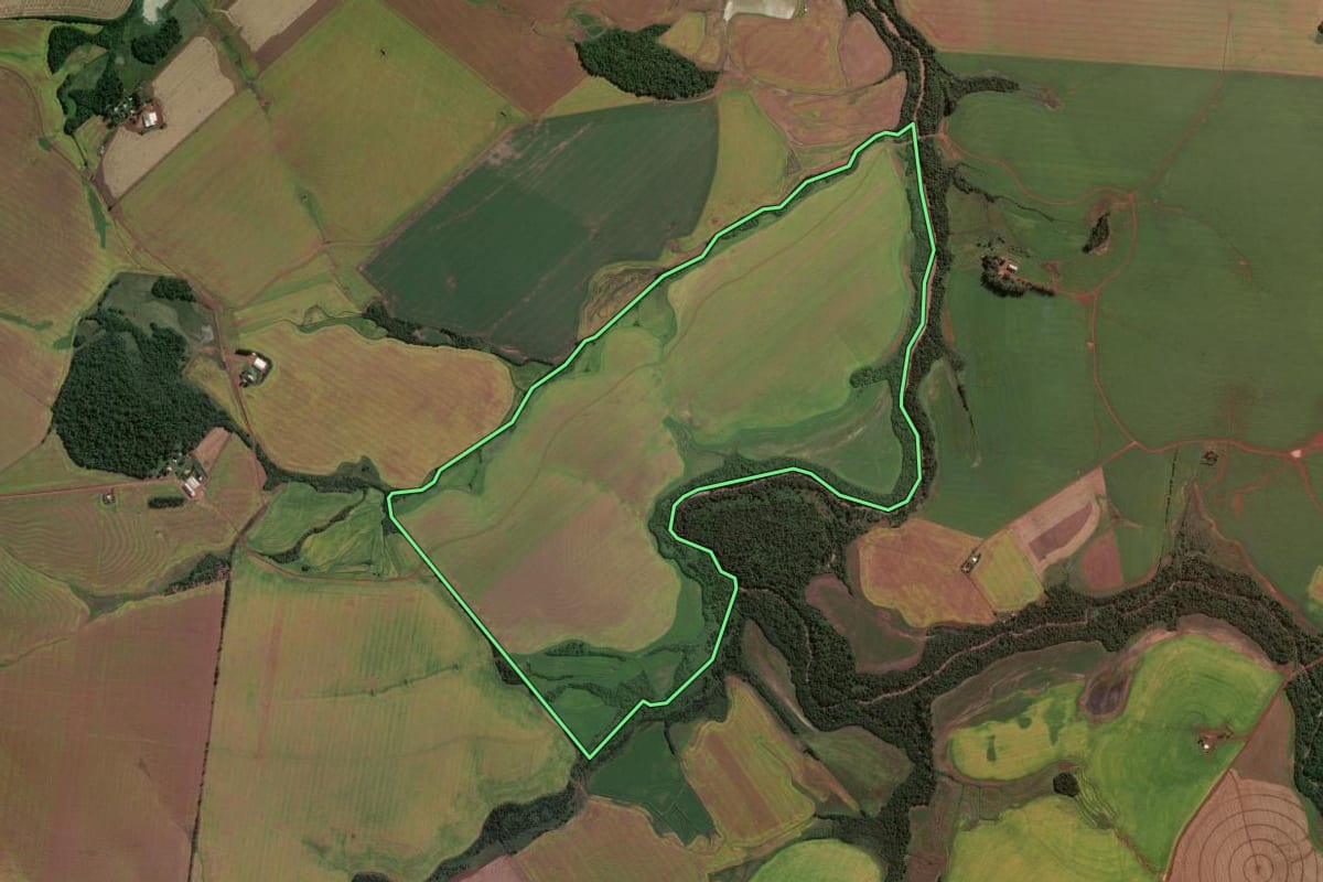 Imagem de satélite do imóvel rural em São Miguel das Missões (RS), com o contorno declarado no CAR desenhado por cima.