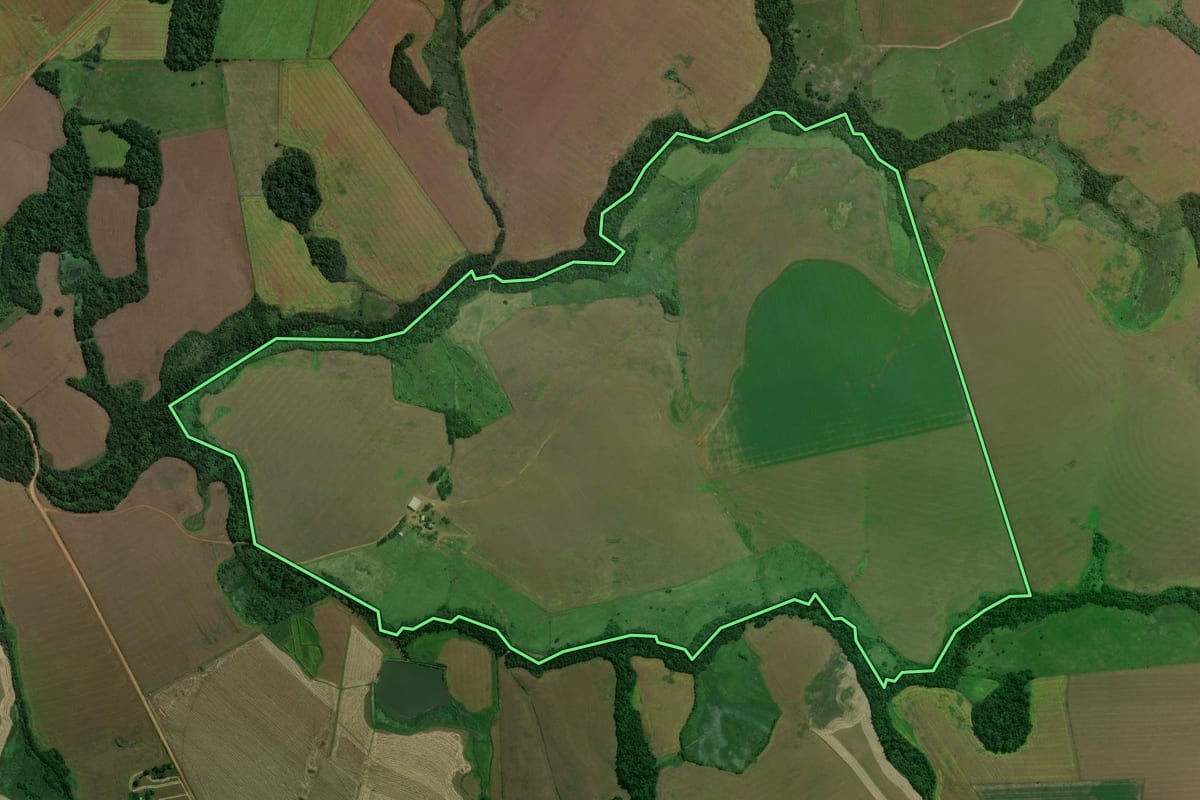 Imagem de satélite do imóvel rural em São Miguel das Missões (RS), com o contorno declarado no CAR desenhado por cima.