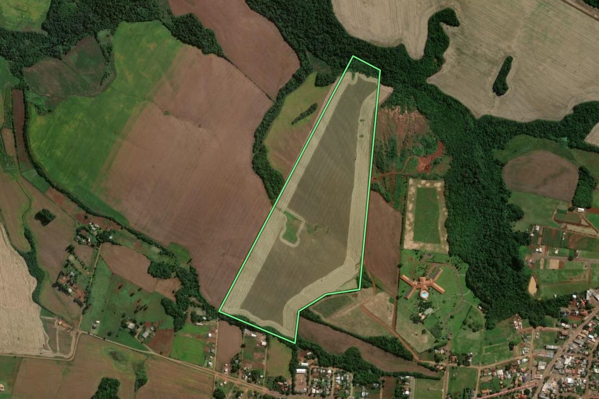 Imagem de satélite do imóvel rural em São Miguel das Missões (RS), com o contorno declarado no CAR desenhado por cima.