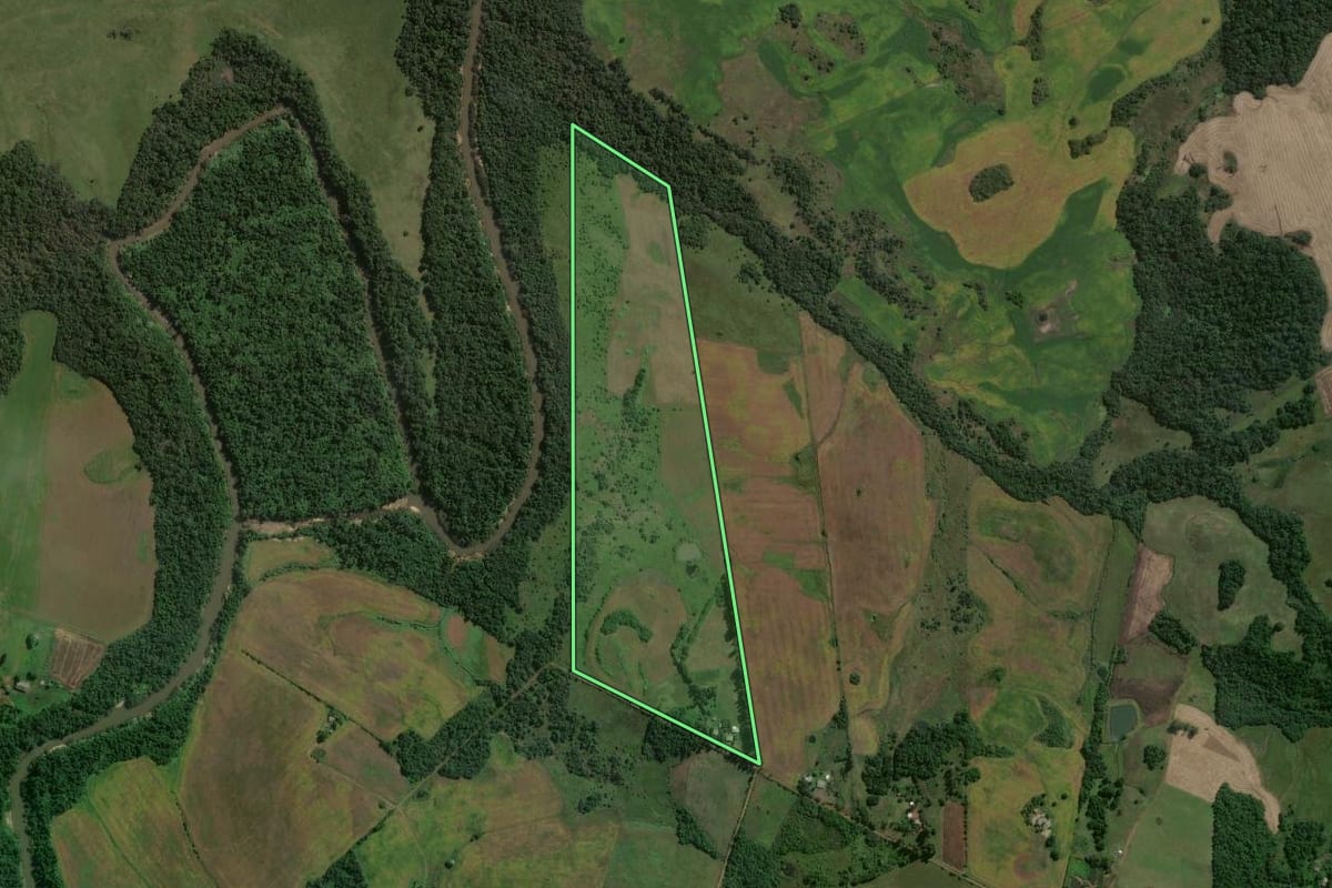 Imagem de satélite do imóvel rural em São Miguel das Missões (RS), com o contorno declarado no CAR desenhado por cima.