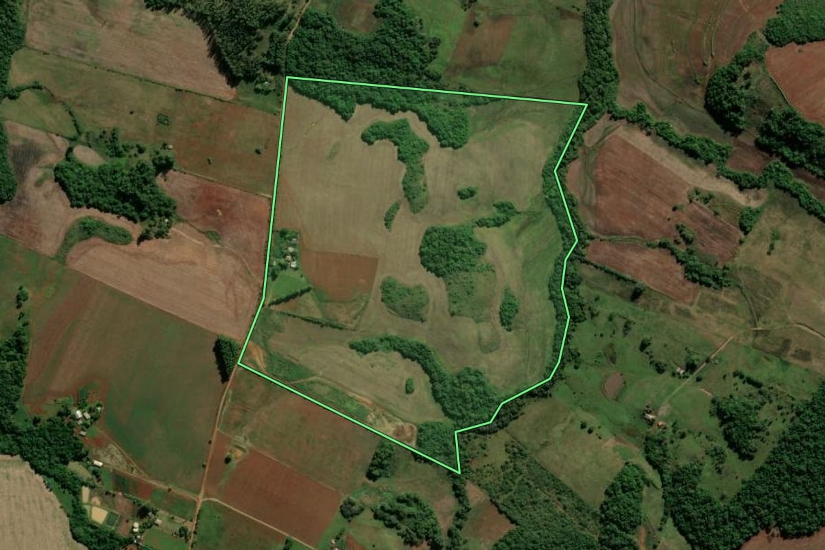 Imagem de satélite do imóvel rural em São Miguel das Missões (RS), com o contorno declarado no CAR desenhado por cima.