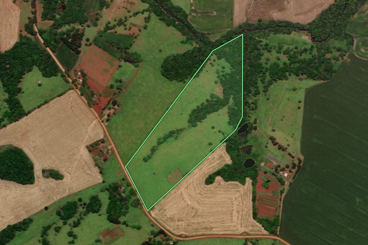 Imagem de satélite do imóvel rural em São Nicolau (RS), com o contorno declarado no CAR desenhado por cima.