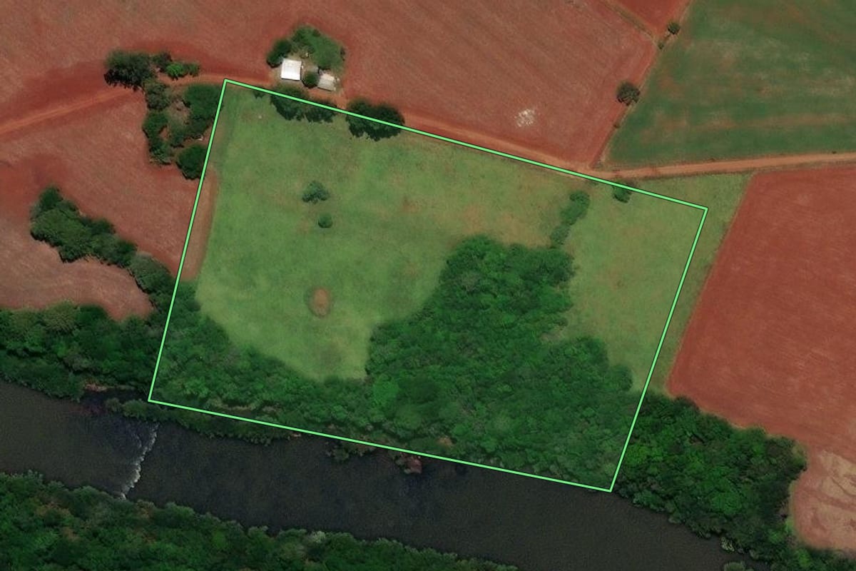 Imagem de satélite do imóvel rural em São Nicolau (RS), com o contorno declarado no CAR desenhado por cima.