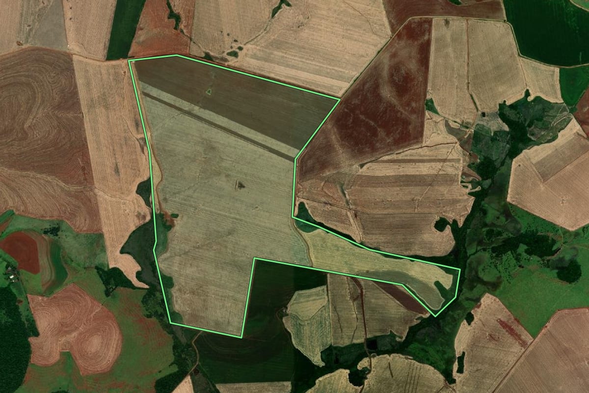 Imagem de satélite do imóvel rural em São Nicolau (RS), com o contorno declarado no CAR desenhado por cima.