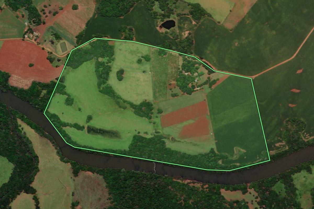 Imagem de satélite do imóvel rural em São Nicolau (RS), com o contorno declarado no CAR desenhado por cima.