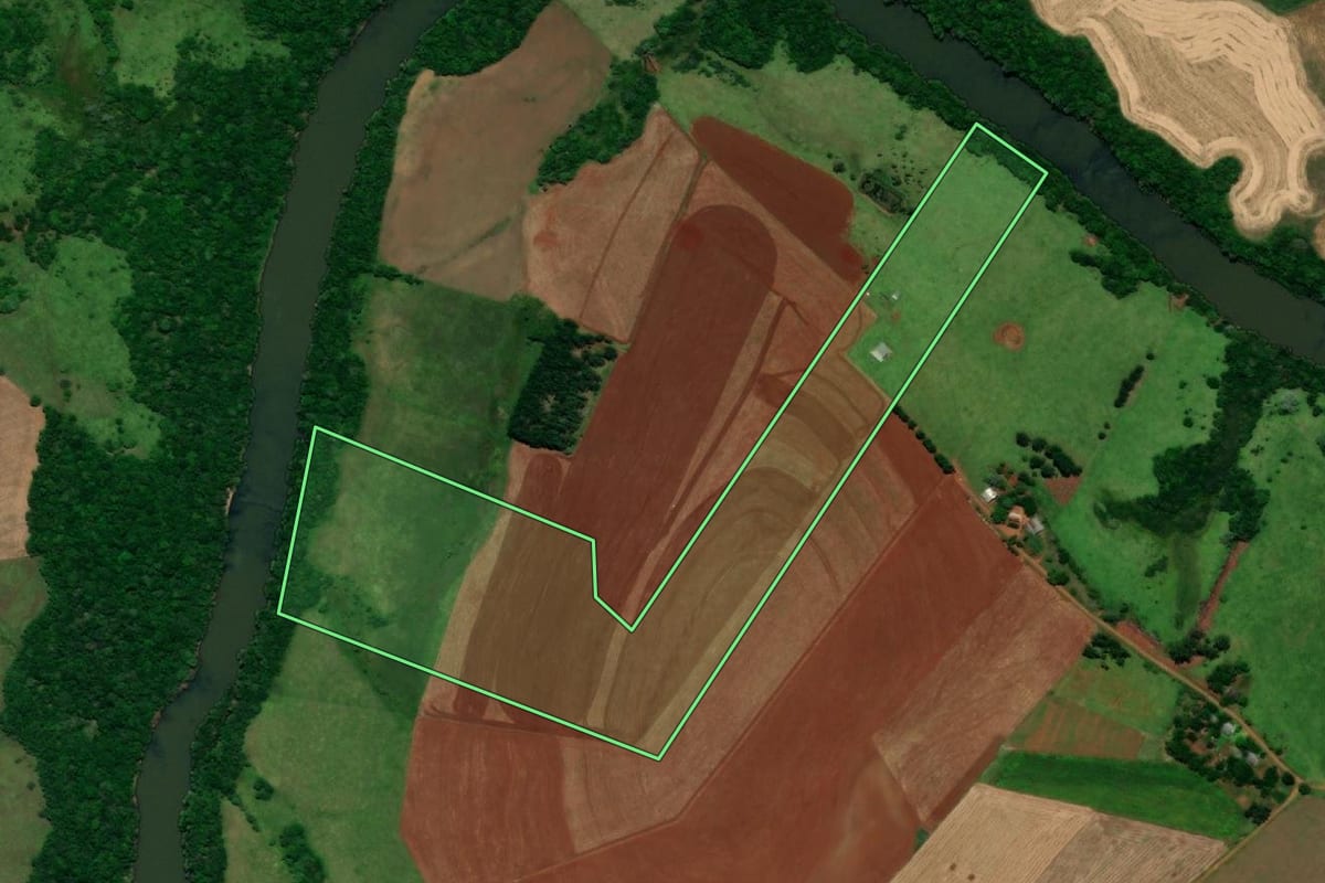 Imagem de satélite do imóvel rural em São Nicolau (RS), com o contorno declarado no CAR desenhado por cima.