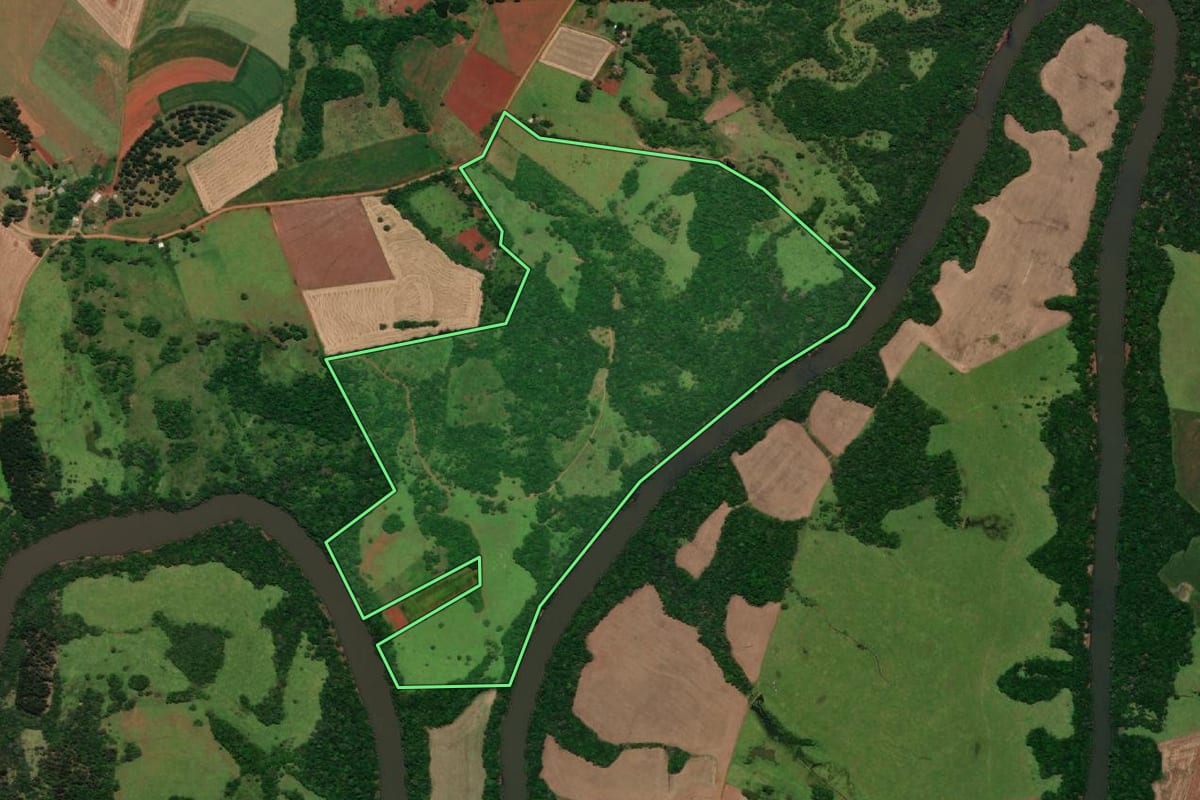 Imagem de satélite do imóvel rural em São Nicolau (RS), com o contorno declarado no CAR desenhado por cima.