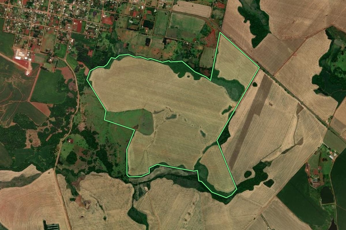 Imagem de satélite do imóvel rural em São Nicolau (RS), com o contorno declarado no CAR desenhado por cima.