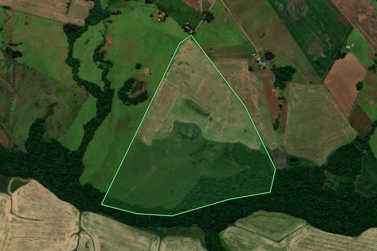 Imagem de satélite do imóvel rural em São Nicolau (RS), com o contorno declarado no CAR desenhado por cima.