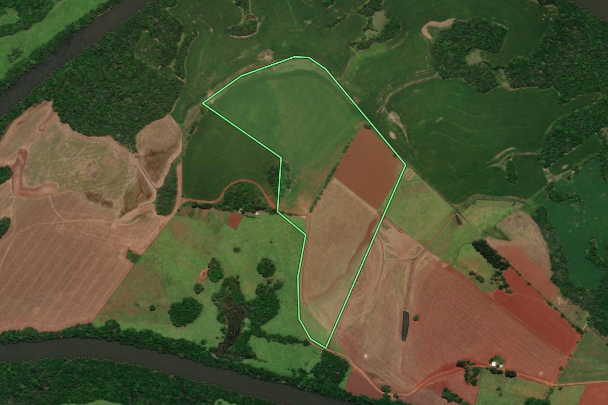 Imagem de satélite do imóvel rural em São Nicolau (RS), com o contorno declarado no CAR desenhado por cima.