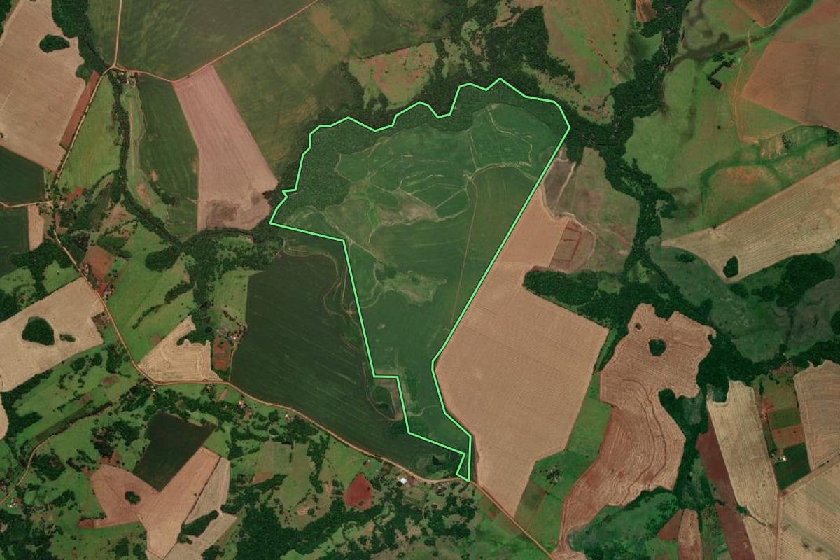 Imagem de satélite do imóvel rural em São Nicolau (RS), com o contorno declarado no CAR desenhado por cima.