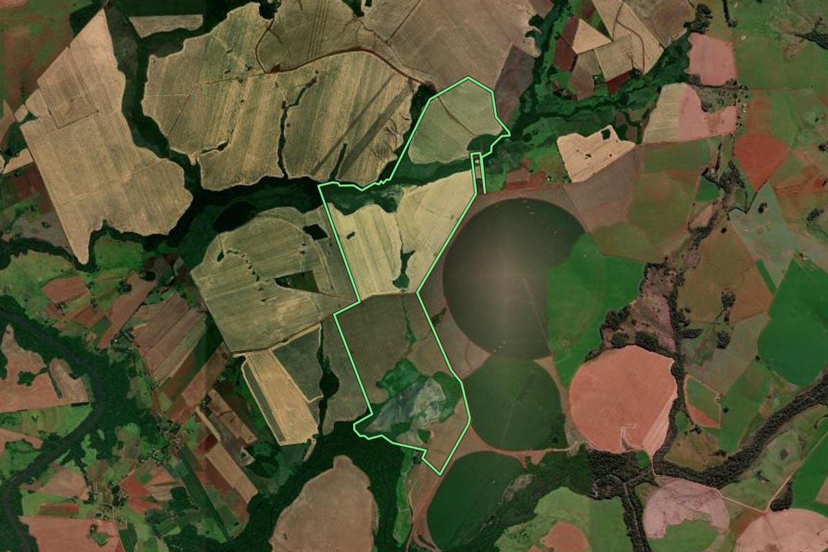 Imagem de satélite do imóvel rural em São Nicolau (RS), com o contorno declarado no CAR desenhado por cima.