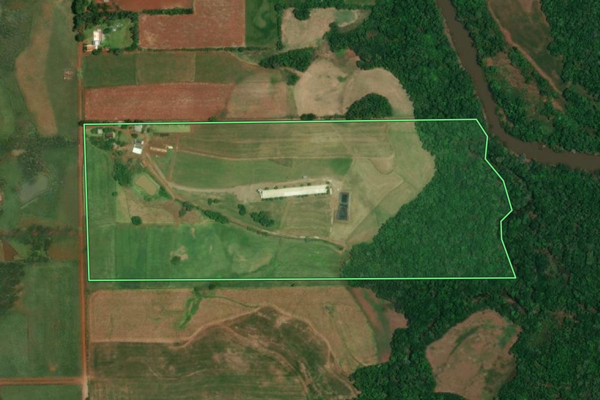 Imagem de satélite do imóvel rural em São Paulo das Missões (RS), com o contorno declarado no CAR desenhado por cima.