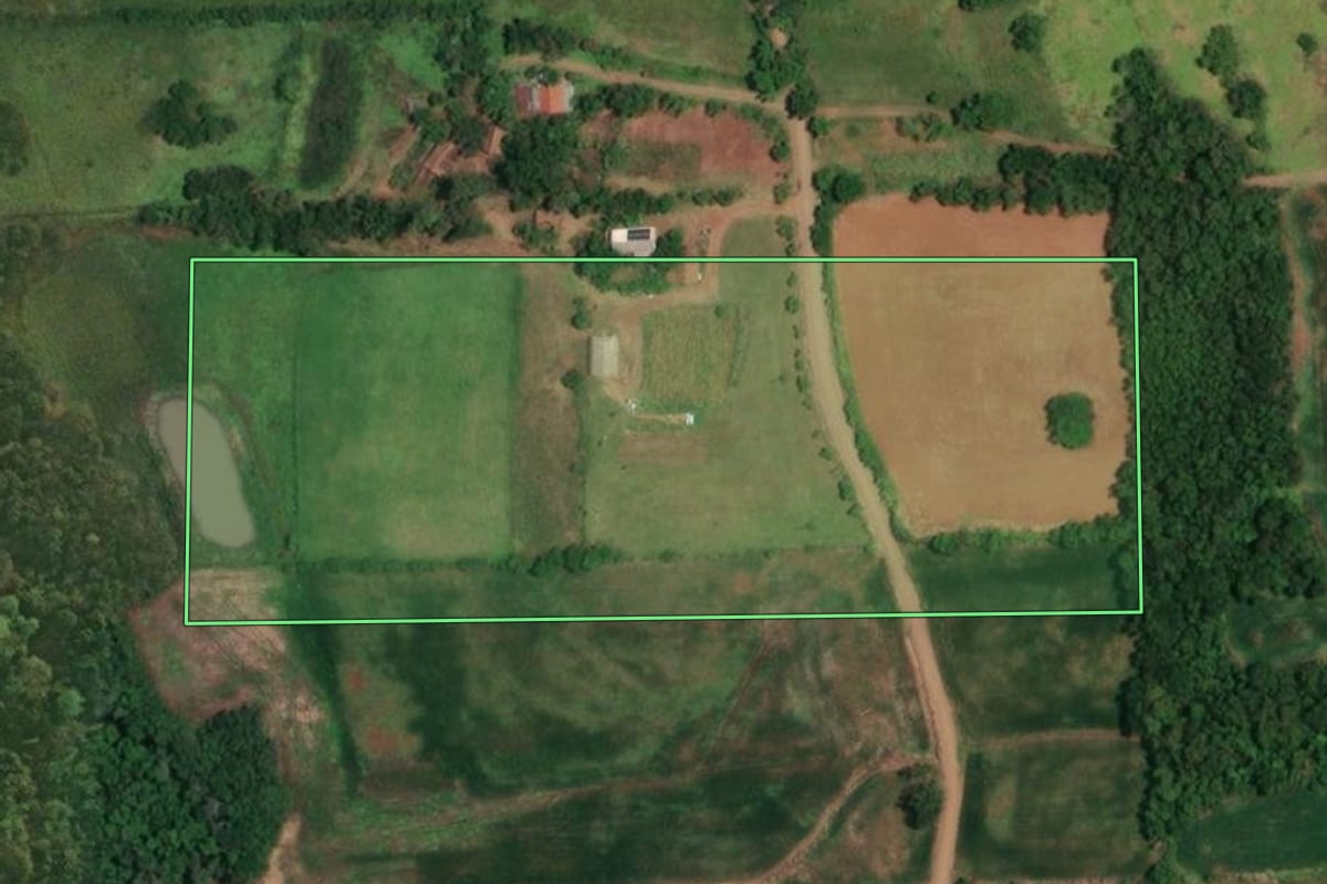Imagem de satélite do imóvel rural em São Paulo das Missões (RS), com o contorno declarado no CAR desenhado por cima.