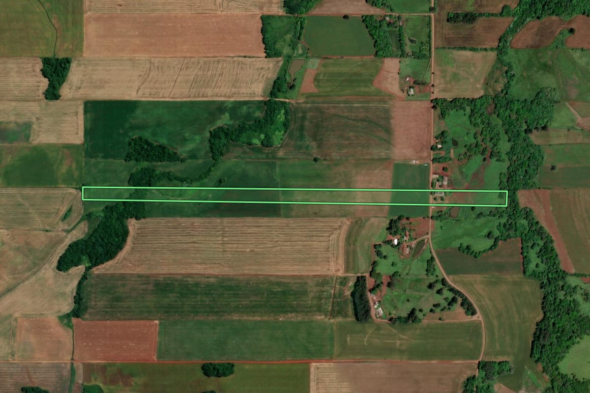 Imagem de satélite do imóvel rural em São Paulo das Missões (RS), com o contorno declarado no CAR desenhado por cima.