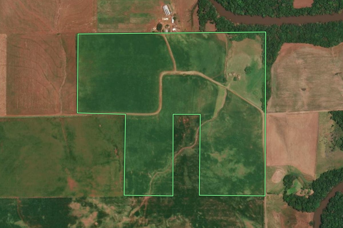 Imagem de satélite do imóvel rural em São Paulo das Missões (RS), com o contorno declarado no CAR desenhado por cima.
