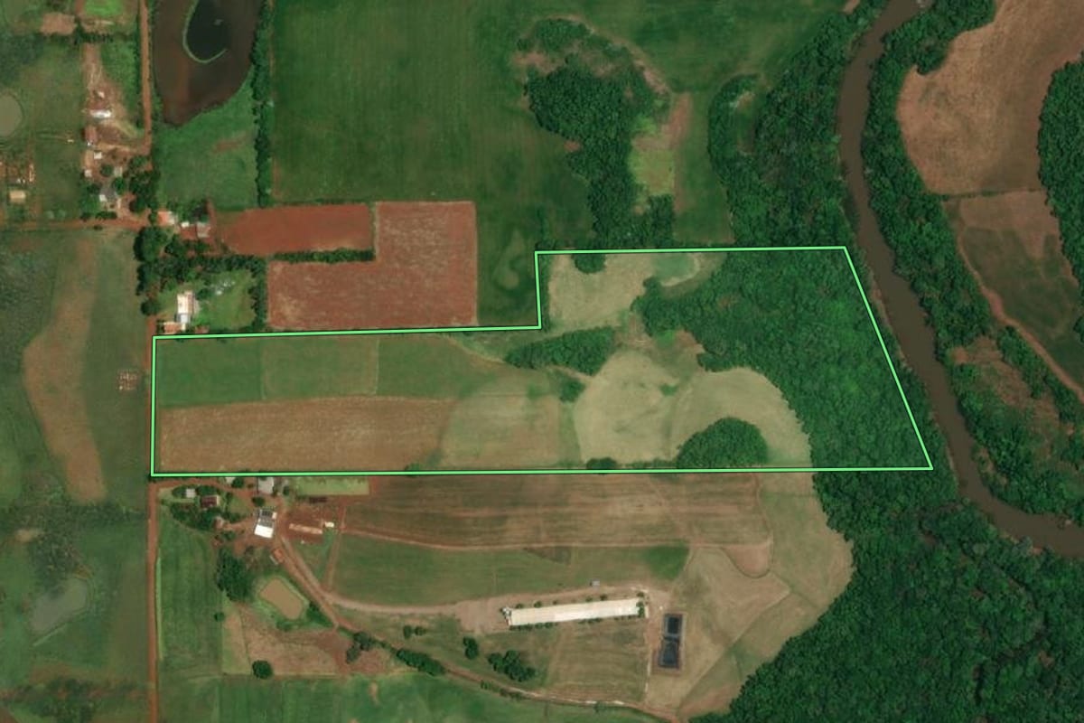 Imagem de satélite do imóvel rural em São Paulo das Missões (RS), com o contorno declarado no CAR desenhado por cima.