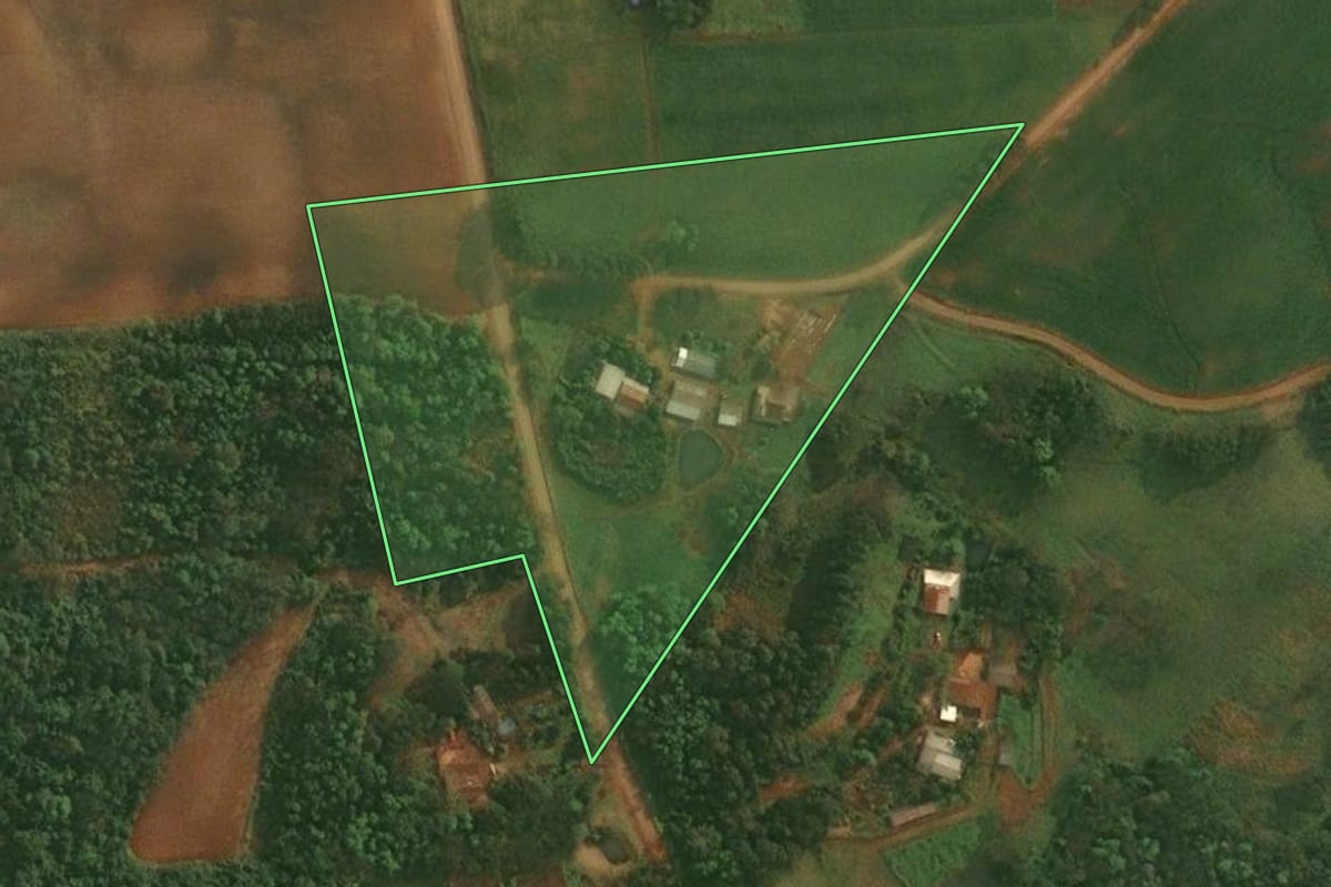 Imagem de satélite do imóvel rural em São Paulo das Missões (RS), com o contorno declarado no CAR desenhado por cima.