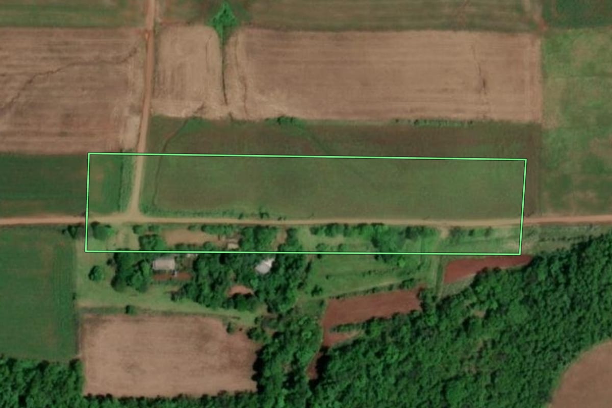 Imagem de satélite do imóvel rural em São Paulo das Missões (RS), com o contorno declarado no CAR desenhado por cima.
