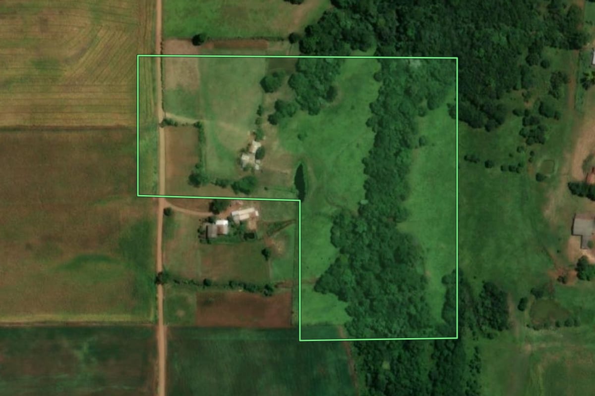 Imagem de satélite do imóvel rural em São Paulo das Missões (RS), com o contorno declarado no CAR desenhado por cima.