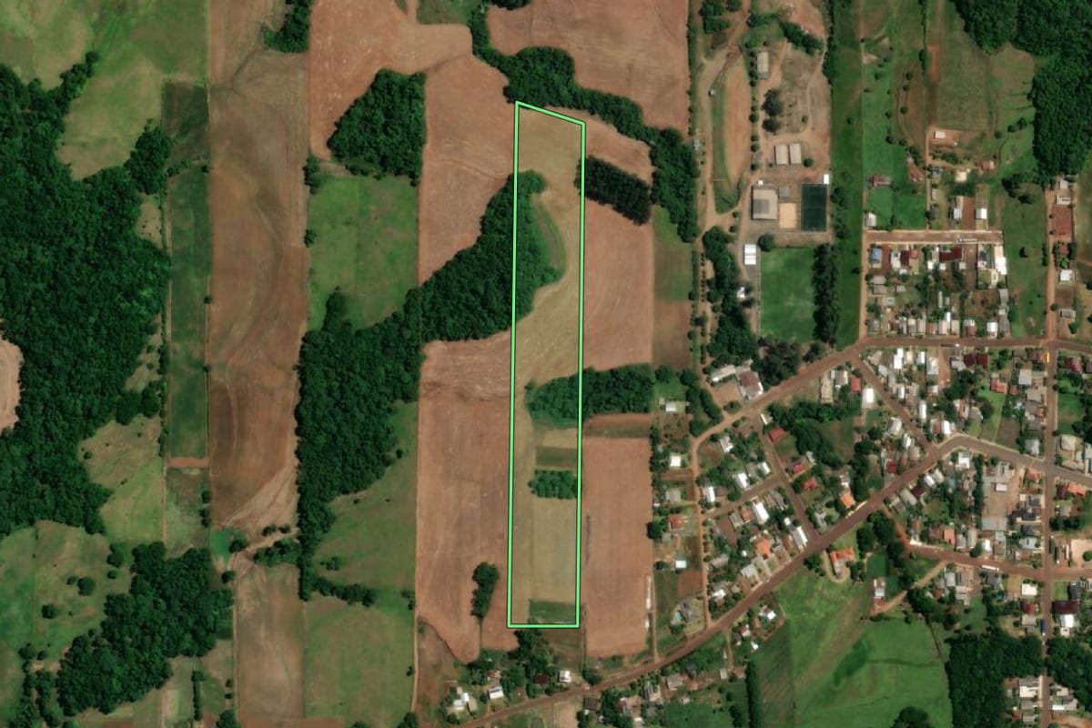 Imagem de satélite do imóvel rural em São Paulo das Missões (RS), com o contorno declarado no CAR desenhado por cima.