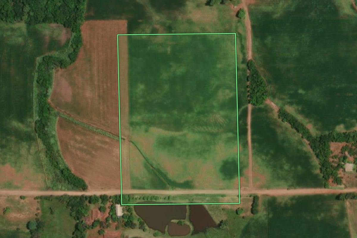 Imagem de satélite do imóvel rural em São Paulo das Missões (RS), com o contorno declarado no CAR desenhado por cima.