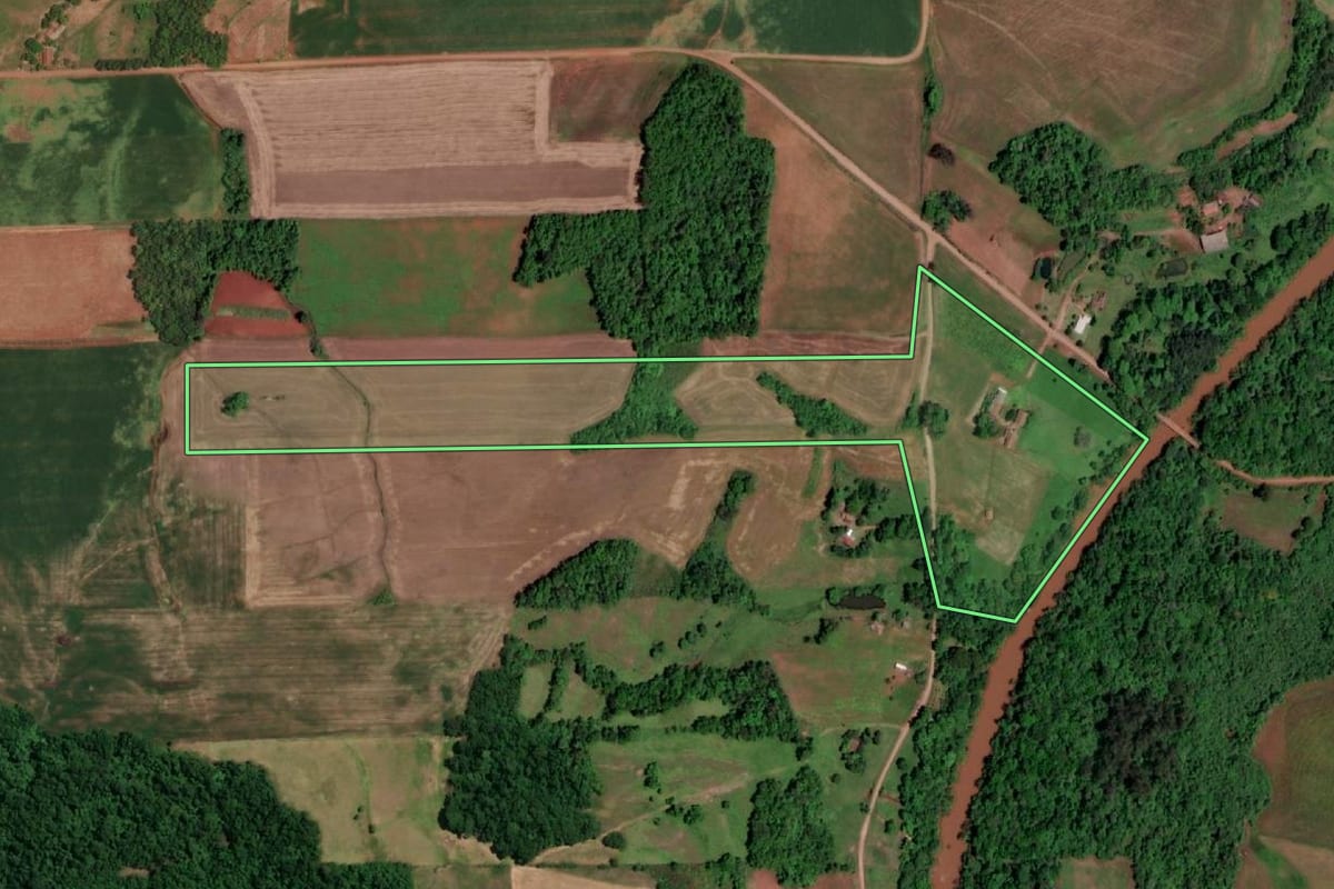 Imagem de satélite do imóvel rural em São Paulo das Missões (RS), com o contorno declarado no CAR desenhado por cima.