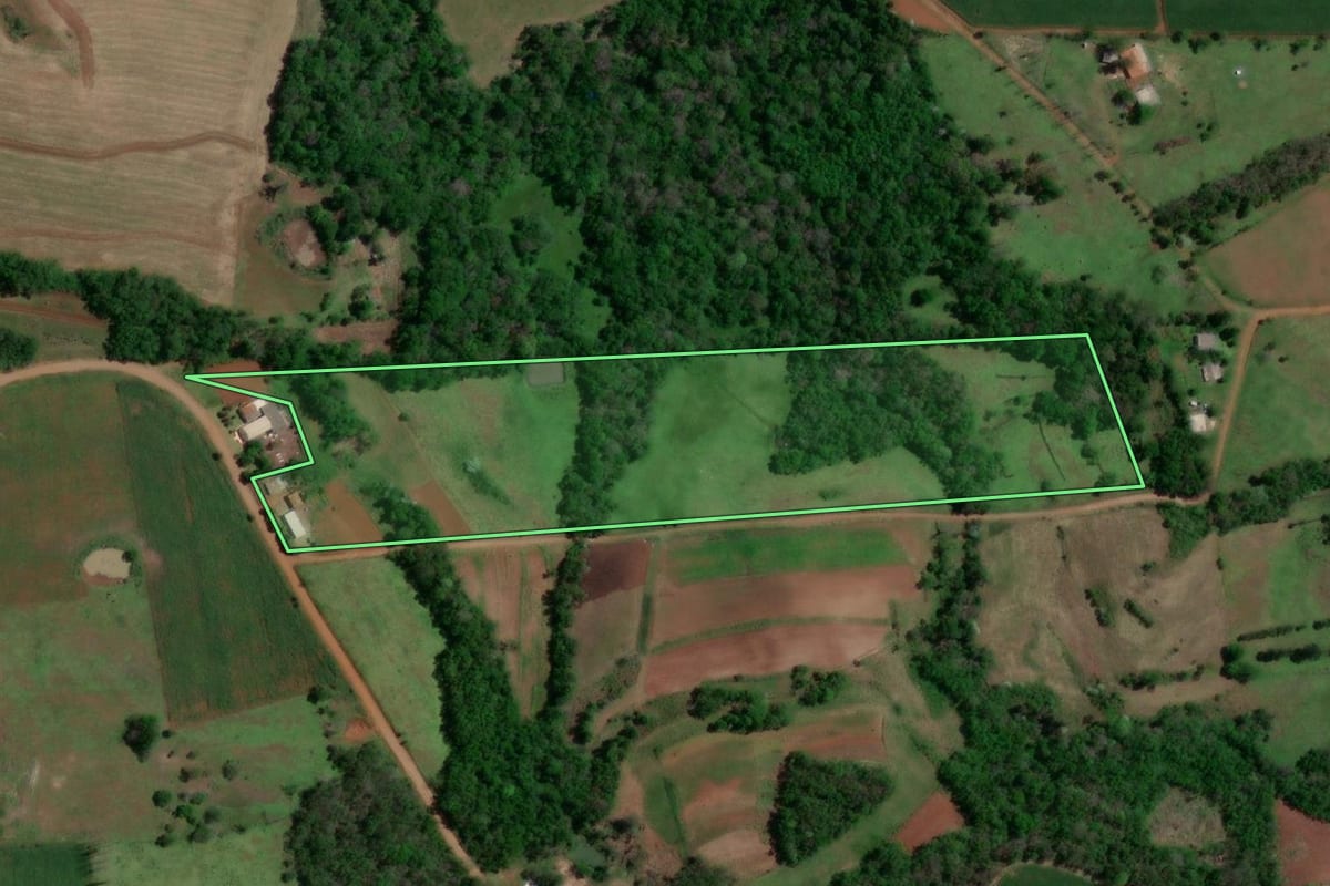 Imagem de satélite do imóvel rural em São Paulo das Missões (RS), com o contorno declarado no CAR desenhado por cima.