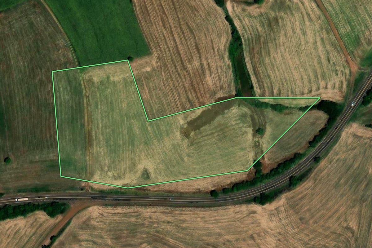 Imagem de satélite do imóvel rural em São Pedro das Missões (RS), com o contorno declarado no CAR desenhado por cima.