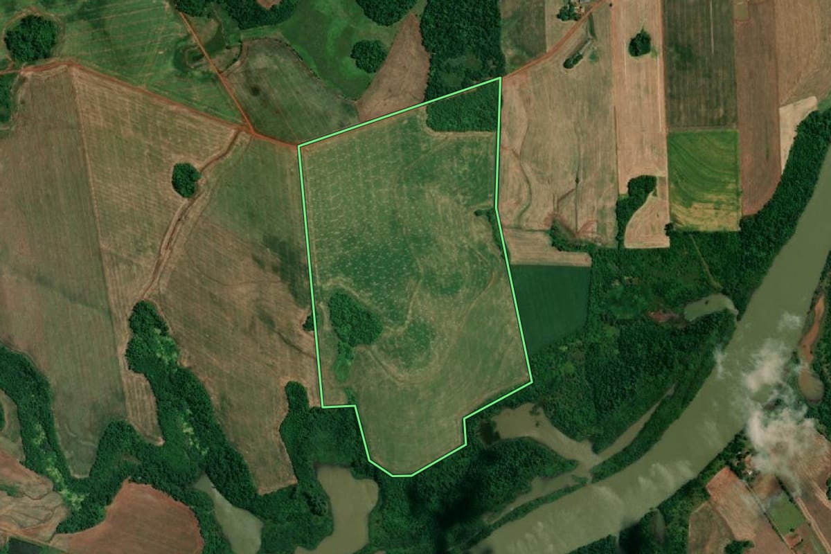 Imagem de satélite do imóvel rural em São Pedro do Butiá (RS), com o contorno declarado no CAR desenhado por cima.