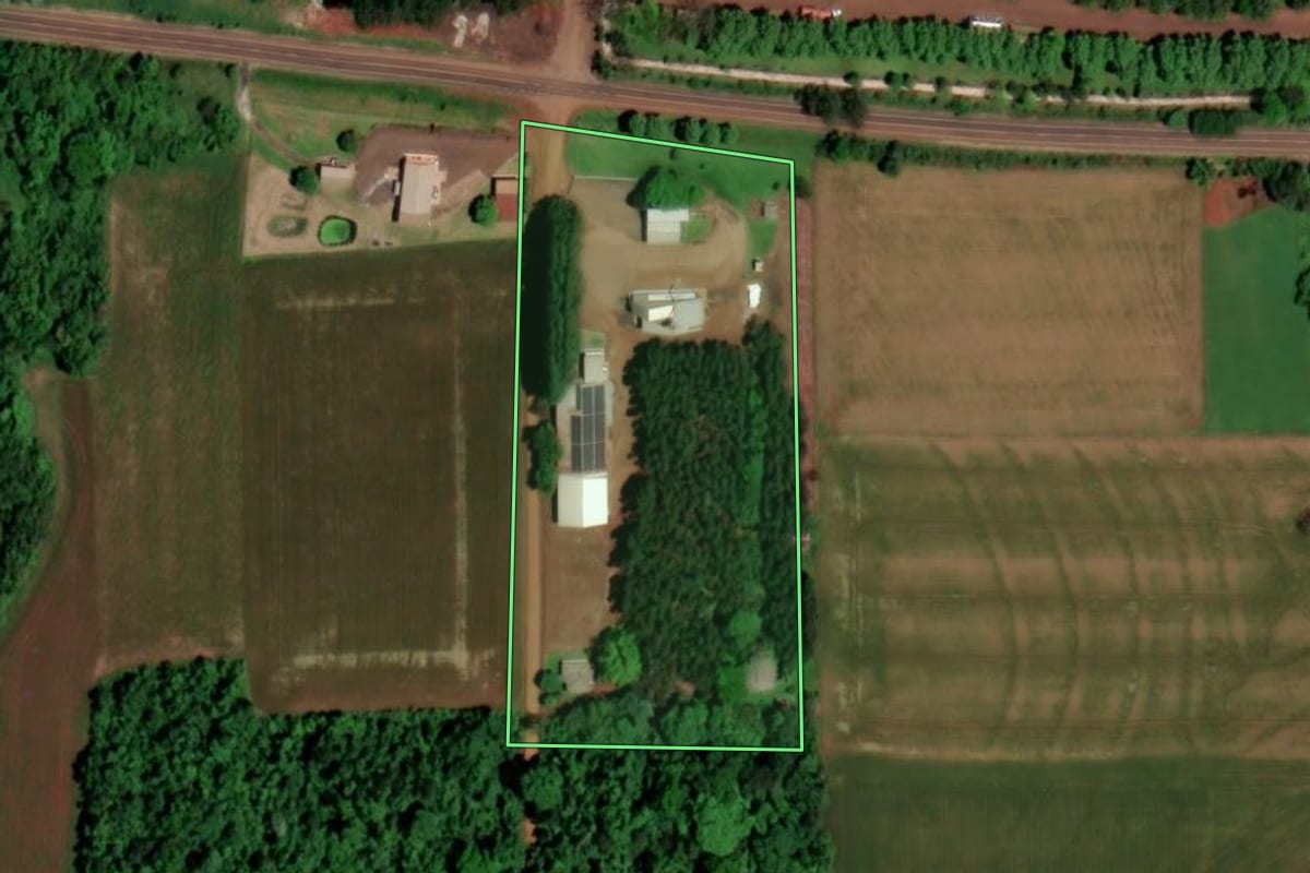 Imagem de satélite do imóvel rural em São Pedro do Butiá (RS), com o contorno declarado no CAR desenhado por cima.