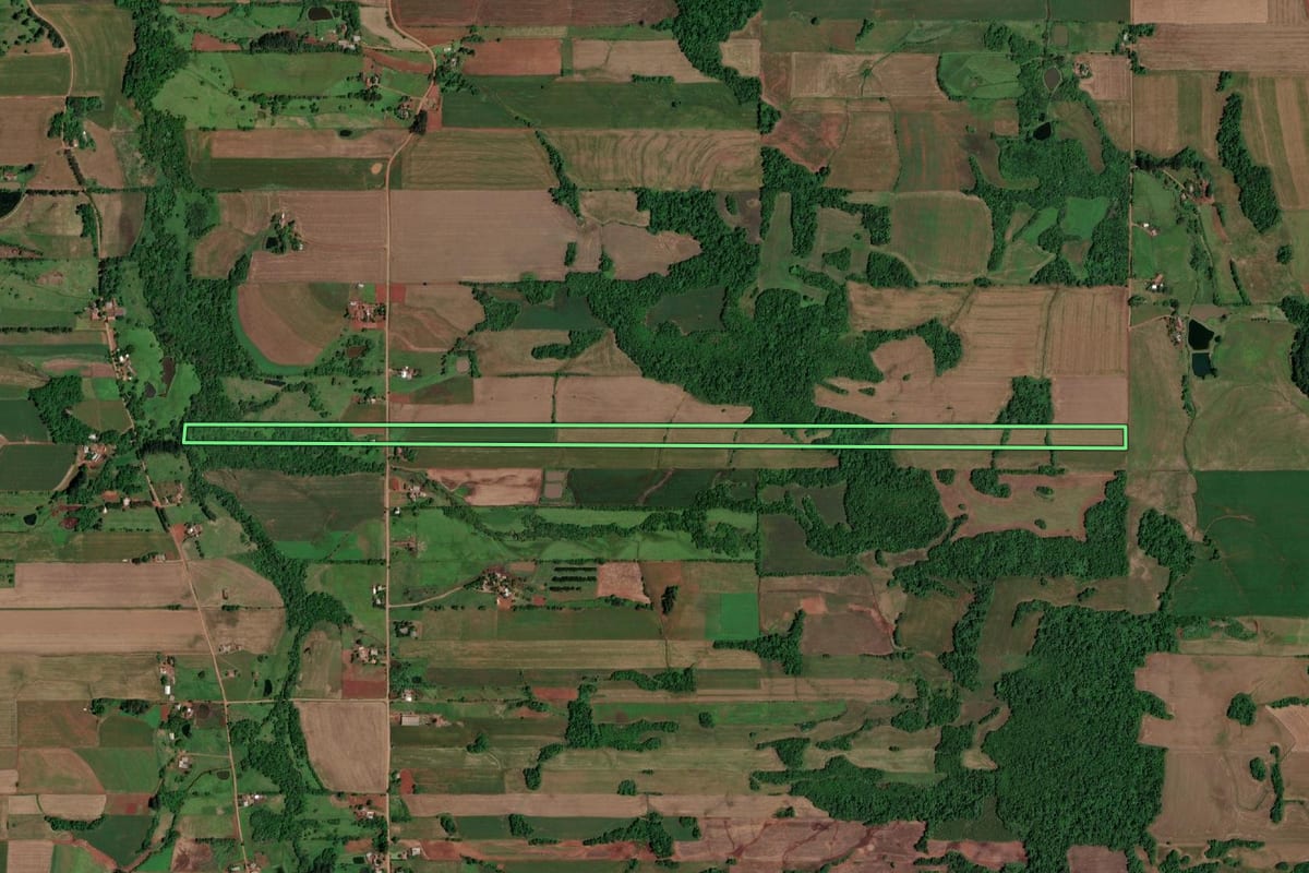 Imagem de satélite do imóvel rural em São Pedro do Butiá (RS), com o contorno declarado no CAR desenhado por cima.