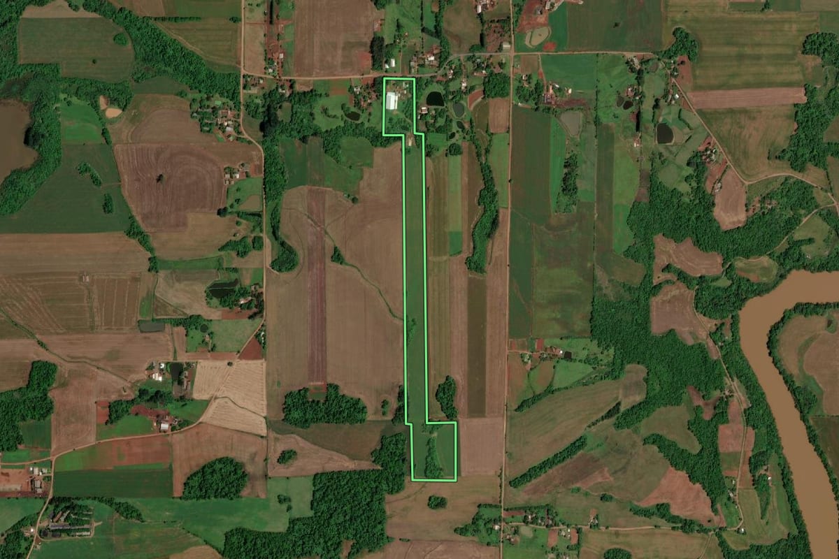 Imagem de satélite do imóvel rural em São Pedro do Butiá (RS), com o contorno declarado no CAR desenhado por cima.