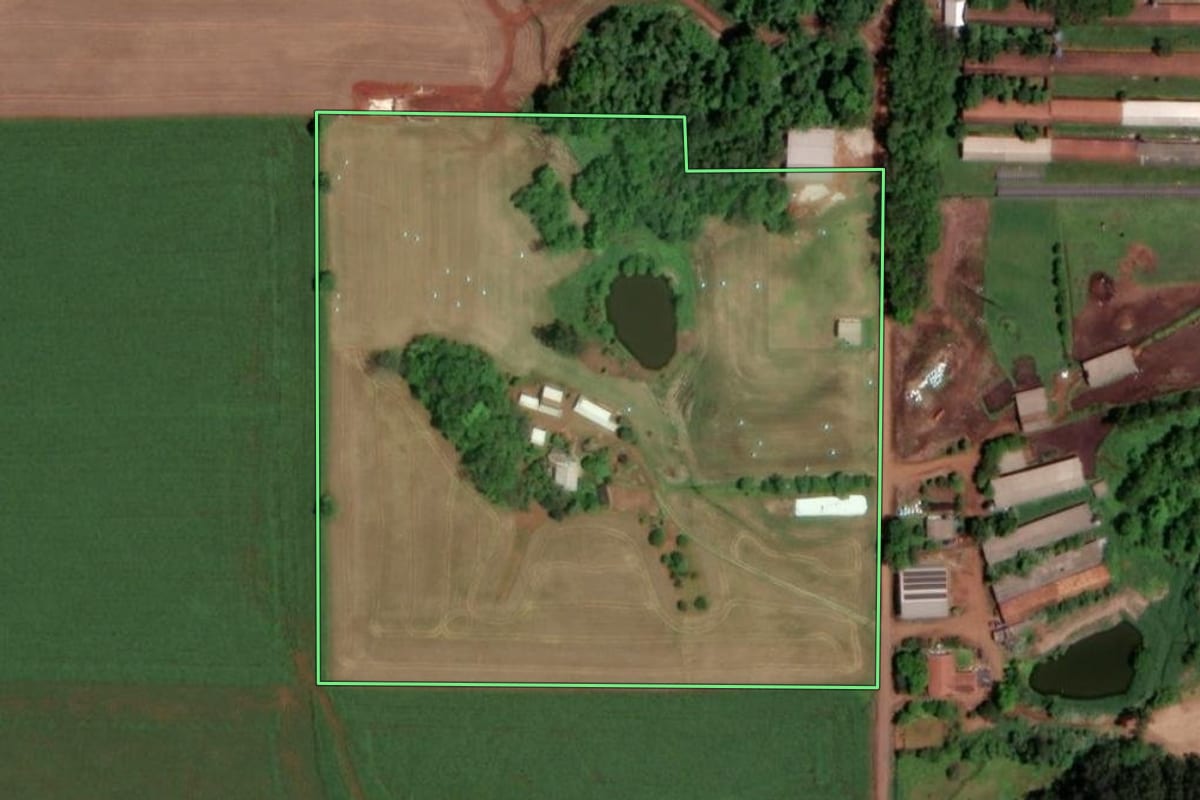 Imagem de satélite do imóvel rural em São Pedro do Butiá (RS), com o contorno declarado no CAR desenhado por cima.