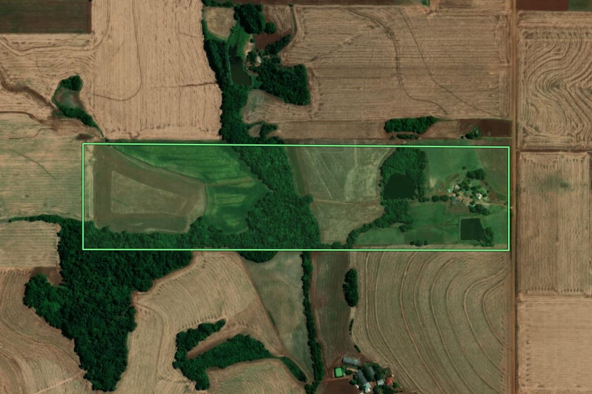 Imagem de satélite do imóvel rural em São Pedro do Butiá (RS), com o contorno declarado no CAR desenhado por cima.