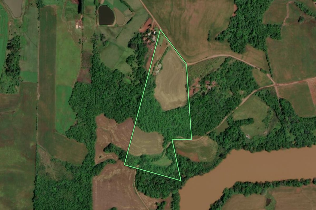 Imagem de satélite do imóvel rural em São Pedro do Butiá (RS), com o contorno declarado no CAR desenhado por cima.