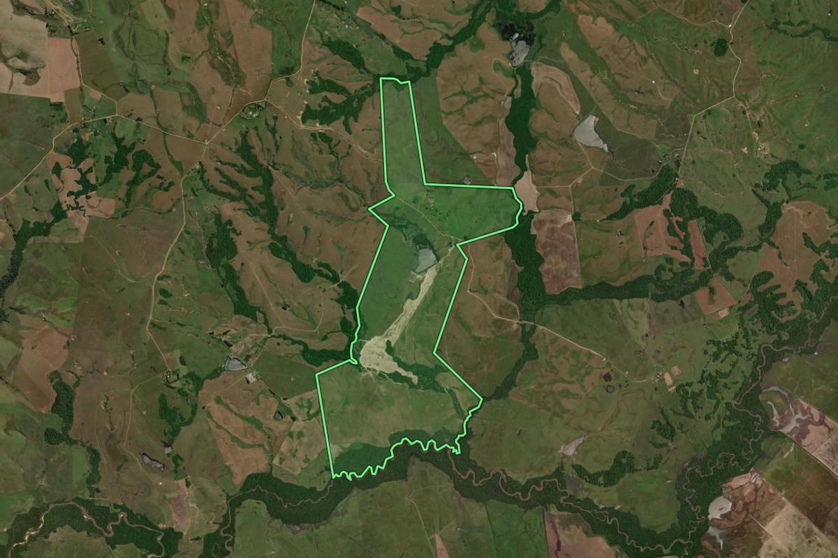 Imagem de satélite do imóvel rural em São Pedro do Sul (RS), com o contorno declarado no CAR desenhado por cima.
