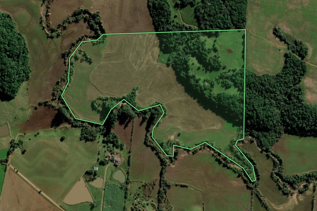 Imagem de satélite do imóvel rural em São Pedro do Sul (RS), com o contorno declarado no CAR desenhado por cima.