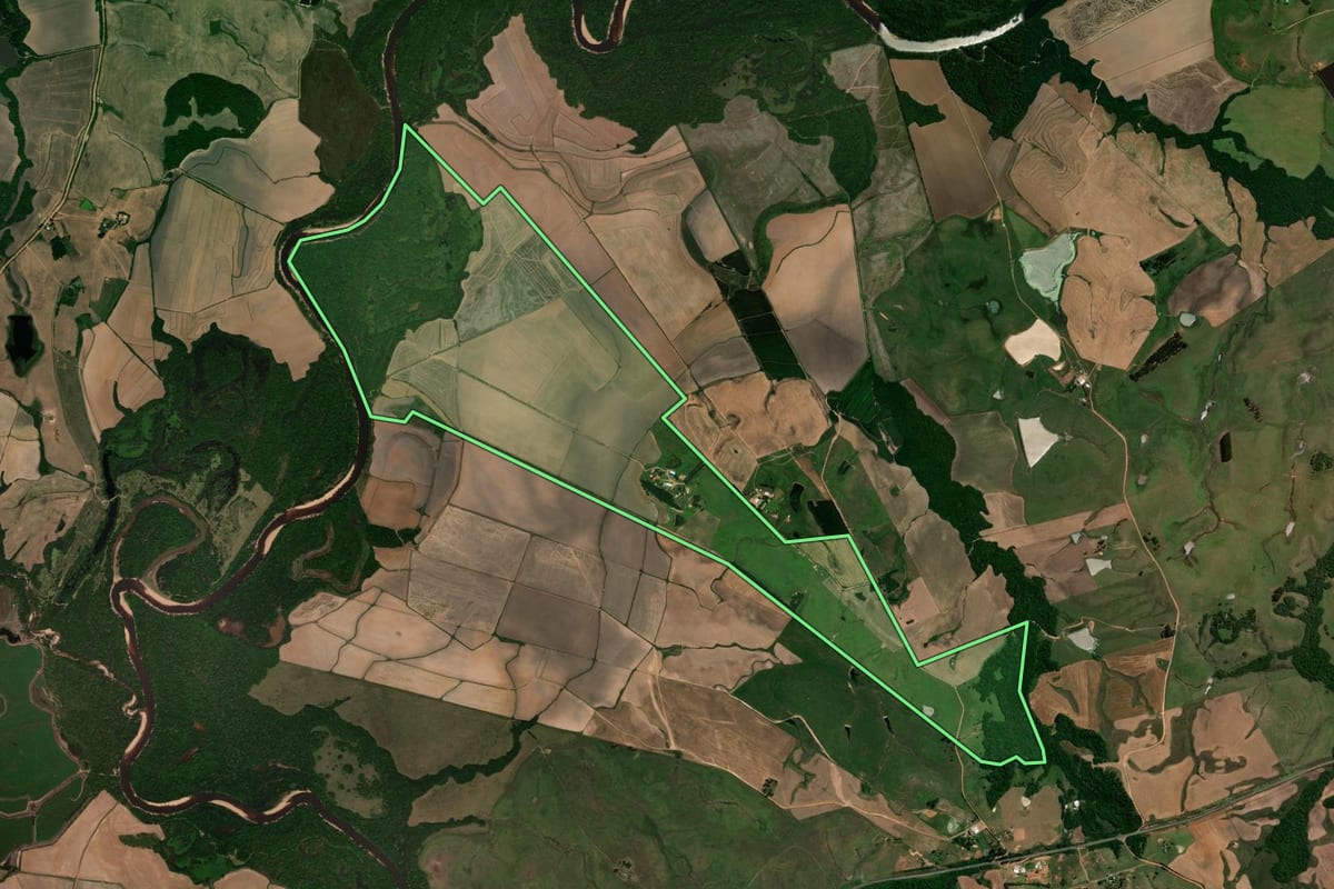 Imagem de satélite do imóvel rural em São Pedro do Sul (RS), com o contorno declarado no CAR desenhado por cima.