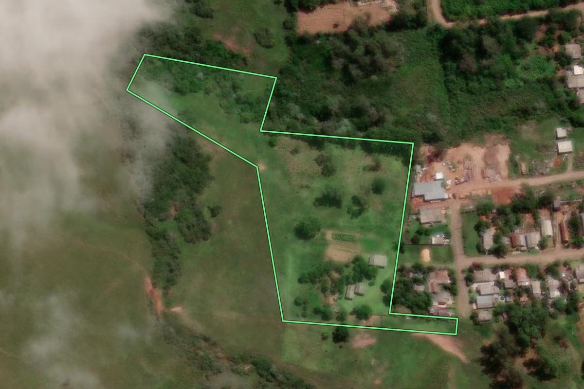 Imagem de satélite do imóvel rural em São Pedro do Sul (RS), com o contorno declarado no CAR desenhado por cima.