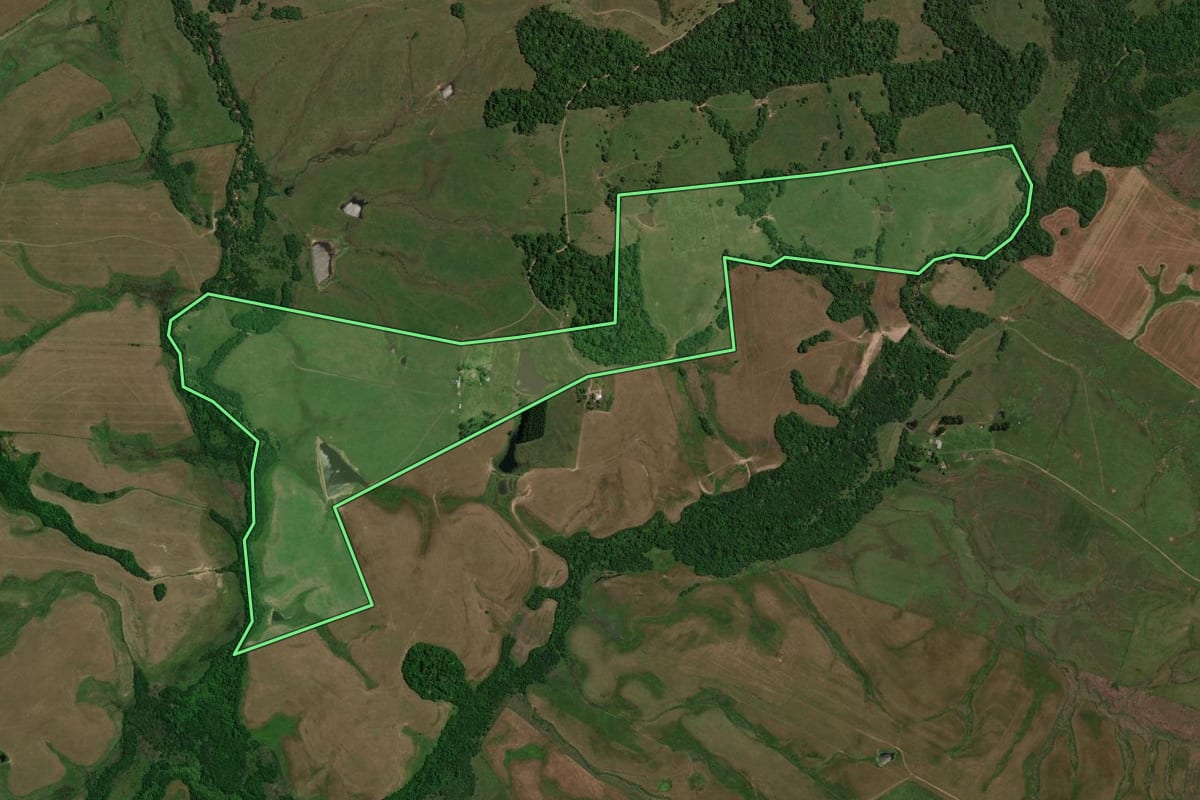 Imagem de satélite do imóvel rural em São Pedro do Sul (RS), com o contorno declarado no CAR desenhado por cima.