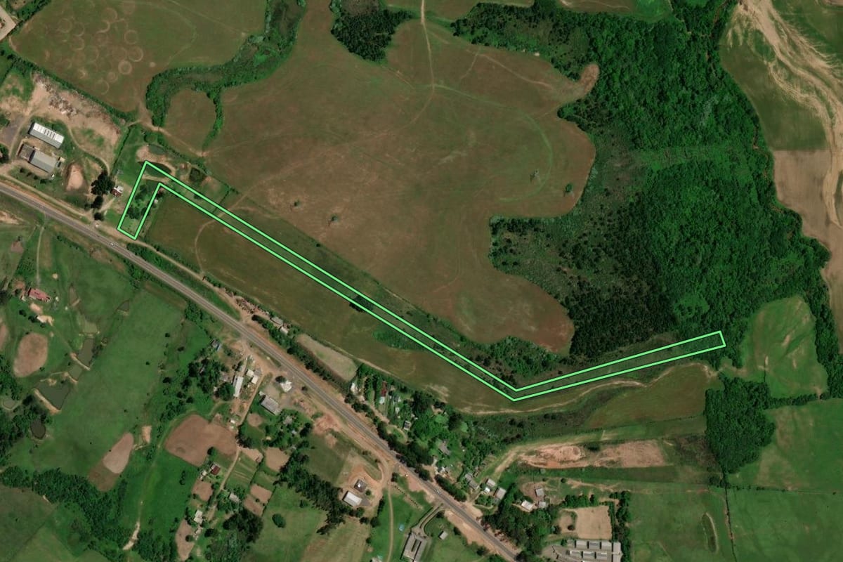 Imagem de satélite do imóvel rural em São Pedro do Sul (RS), com o contorno declarado no CAR desenhado por cima.