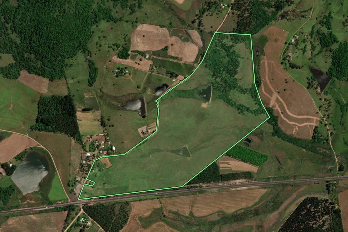 Imagem de satélite do imóvel rural em São Pedro do Sul (RS), com o contorno declarado no CAR desenhado por cima.