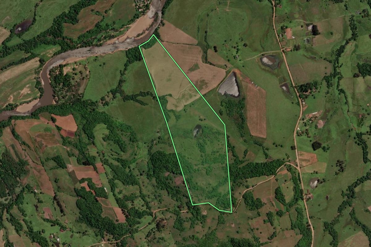 Imagem de satélite do imóvel rural em São Pedro do Sul (RS), com o contorno declarado no CAR desenhado por cima.