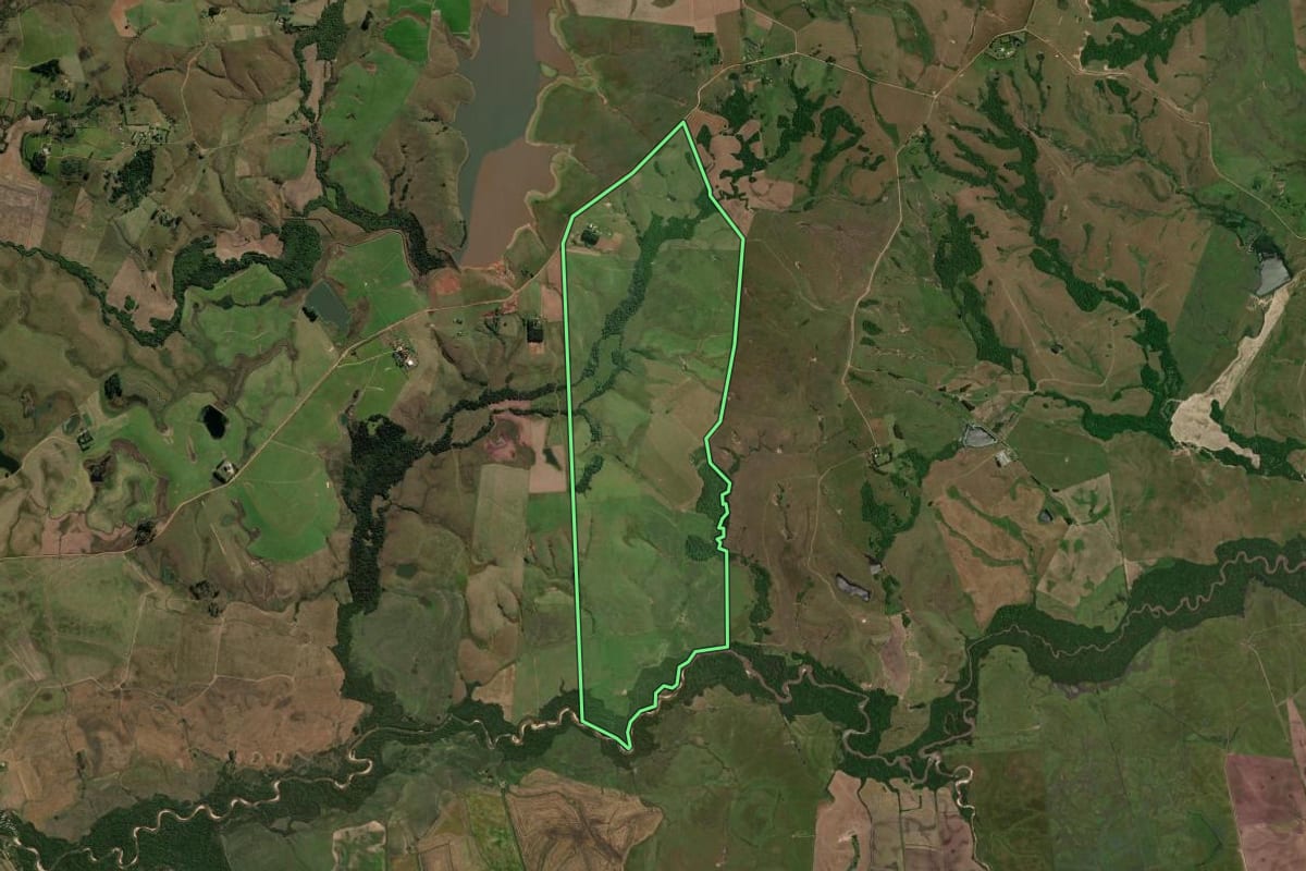 Imagem de satélite do imóvel rural em São Pedro do Sul (RS), com o contorno declarado no CAR desenhado por cima.