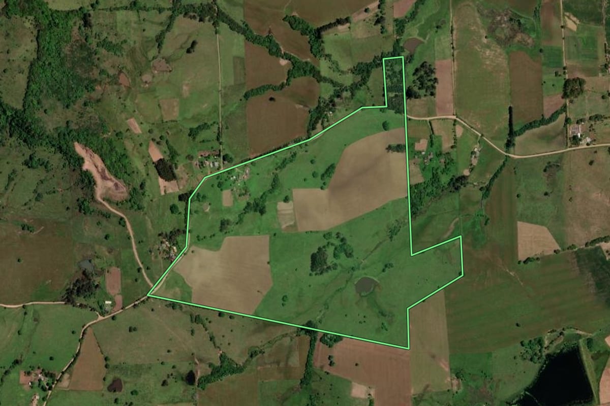 Imagem de satélite do imóvel rural em São Pedro do Sul (RS), com o contorno declarado no CAR desenhado por cima.