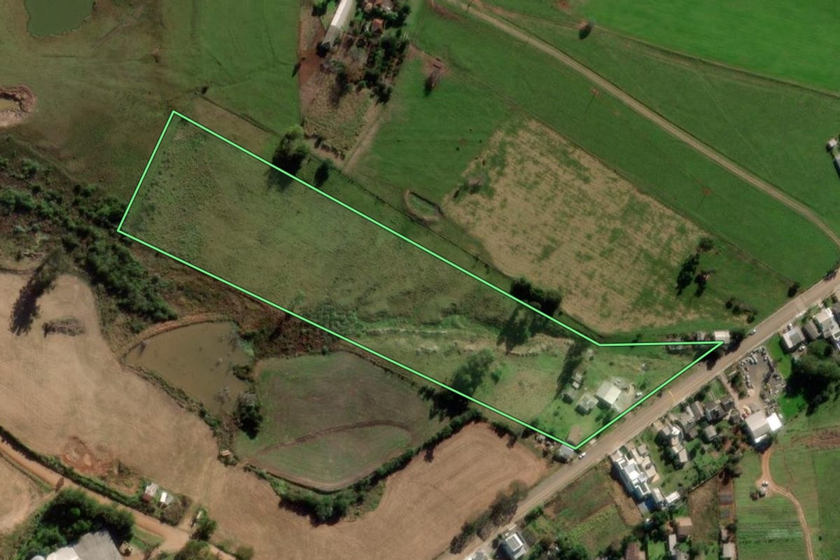 Imagem de satélite do imóvel rural em São Pedro do Sul (RS), com o contorno declarado no CAR desenhado por cima.