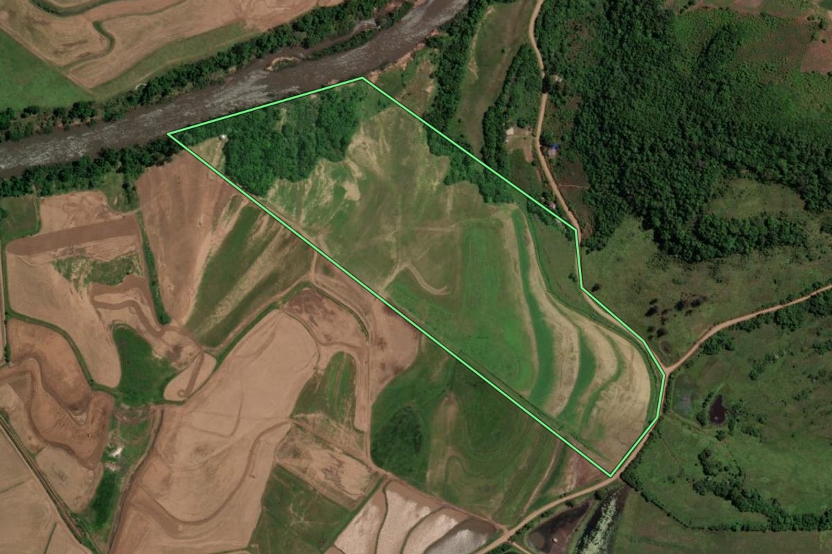 Imagem de satélite do imóvel rural em São Pedro do Sul (RS), com o contorno declarado no CAR desenhado por cima.