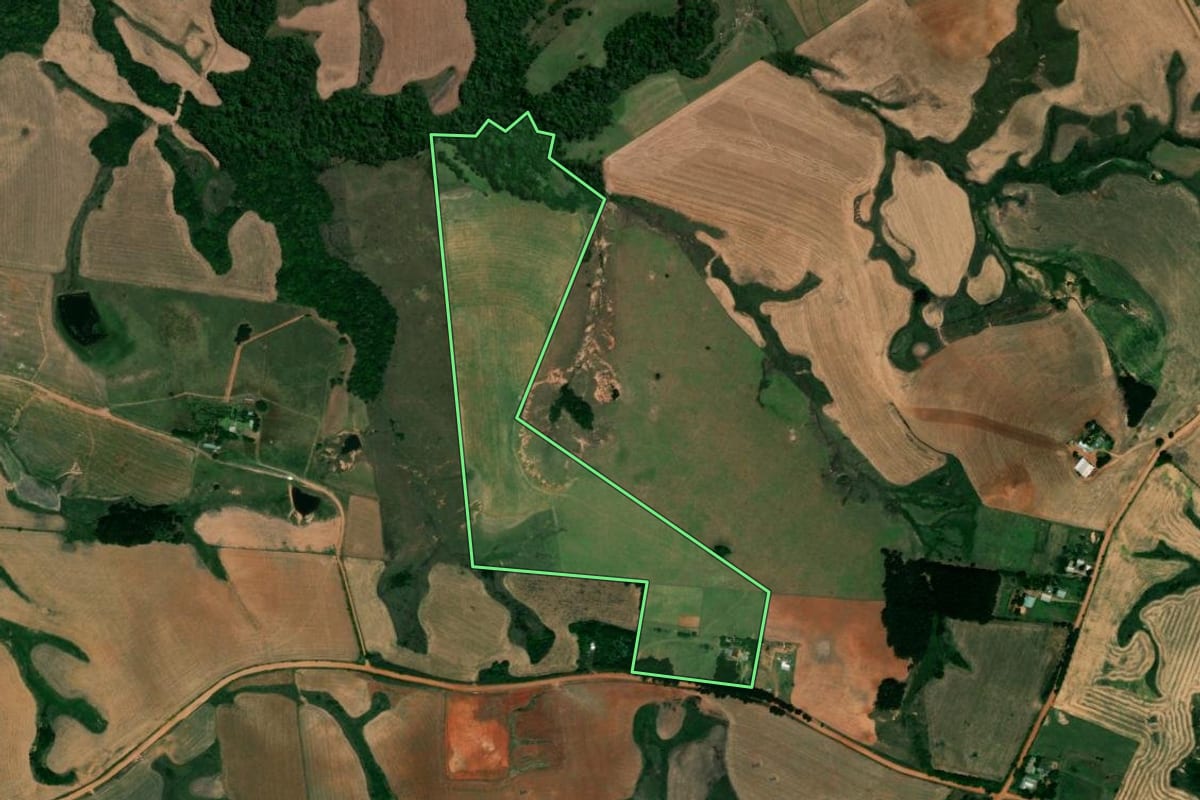 Imagem de satélite do imóvel rural em São Pedro do Sul (RS), com o contorno declarado no CAR desenhado por cima.